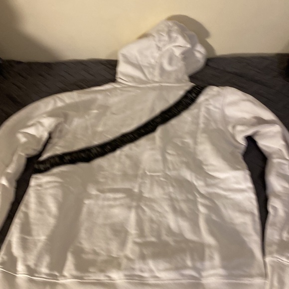 I’m sailing my Dior hoody. Is been used but still like no very well kept - Picture 6 of 9